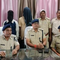 नेपालको झुम्का कारगारबाट फरार दुई कैदी चोरीको मोटरसाईकल सहित भारतमा पक्राउ