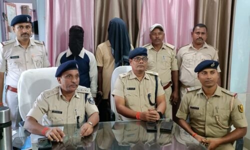 नेपालको झुम्का कारगारबाट फरार दुई कैदी चोरीको मोटरसाईकल सहित भारतमा पक्राउ