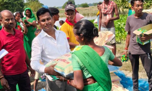 व्यक्तिगत खर्चमा जहदा–३ का वडाध्यक्ष अनिल ठाकुरद्वारा बाढीपीडितलाई सहयोग