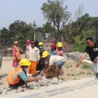 दुर्घटनाको जोखिम हटाउन वडाध्यक्षको सक्रियताः प्रधानमन्त्री रोजगार कार्यक्रममार्फत सिंघिया पुलको बाटो सम्याइयो
