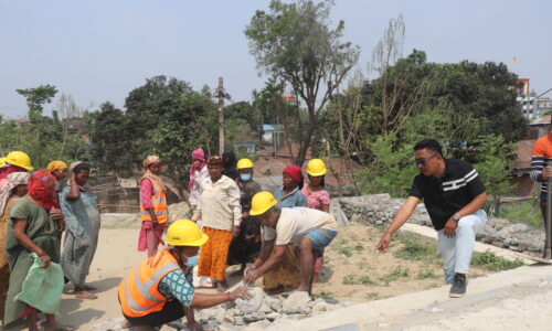 दुर्घटनाको जोखिम हटाउन वडाध्यक्षको सक्रियताः प्रधानमन्त्री रोजगार कार्यक्रममार्फत सिंघिया पुलको बाटो सम्याइयो