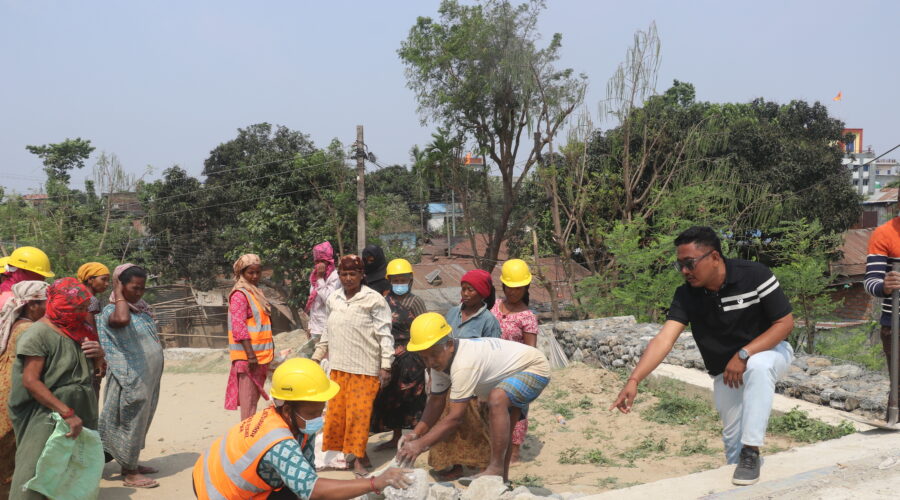 दुर्घटनाको जोखिम हटाउन वडाध्यक्षको सक्रियताः प्रधानमन्त्री रोजगार कार्यक्रममार्फत सिंघिया पुलको बाटो सम्याइयो