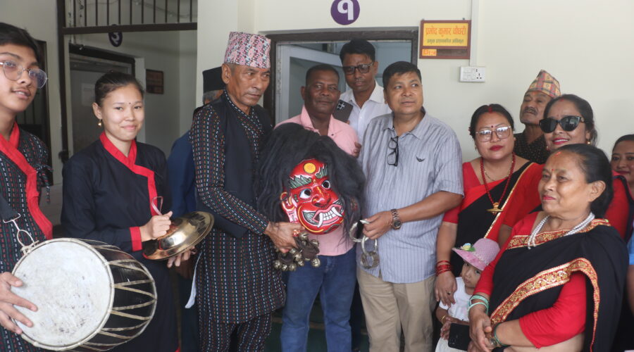 कटहरी गाउँपालिकाद्वारा नेवाः देय दबुलाई लाखे नाच र बाजागाजाका सामग्री हस्तान्तरण