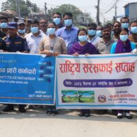 राष्ट्रिय सरसफाई सप्ताह: कटहरी चोकमा जनप्रतिनिधि र कर्मचारीले बढारे सडक, डस्टबिन पनि वितरण