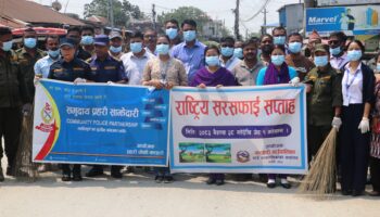 राष्ट्रिय सरसफाई सप्ताह: कटहरी चोकमा जनप्रतिनिधि र कर्मचारीले बढारे सडक, डस्टबिन पनि वितरण