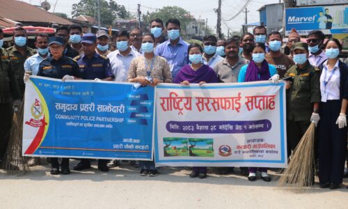 राष्ट्रिय सरसफाई सप्ताह: कटहरी चोकमा जनप्रतिनिधि र कर्मचारीले बढारे सडक, डस्टबिन पनि वितरण