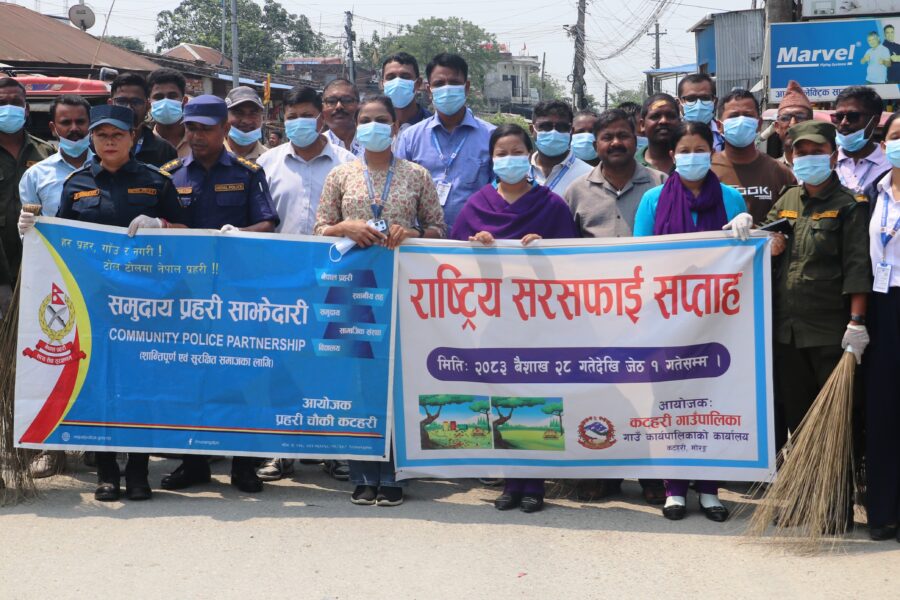 राष्ट्रिय सरसफाई सप्ताह: कटहरी चोकमा जनप्रतिनिधि र कर्मचारीले बढारे सडक, डस्टबिन पनि वितरण